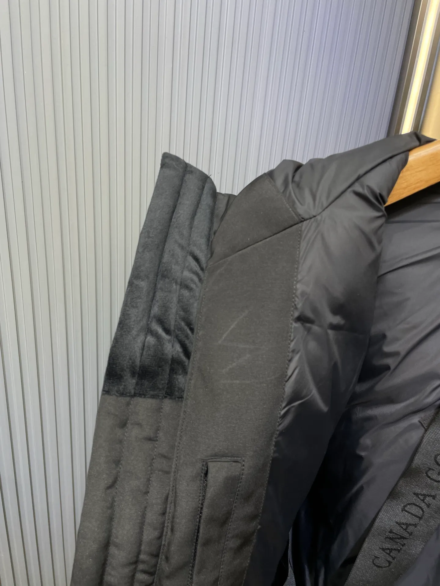 P910 special version 🌟 🇨🇦CANADA GOOES 24 new models 08 models/couple models Factory direct supply: supplying global purchasing agents, micro-business, entities, Tmall, high-end stalls and studio cooperation, free shipping! Canada Goose Expedition Parka 2008 is the same style for men and women. It is mid-length and the most timeless classic. All Arctic and Antarctic scientific expedition teams choose Canada Goose as their cold-proof equipment. It is the Rolls-Royce of down jackets. ➖ Industry-leading anti-counterfeiting chip sensing. ➖ Imported Behringer embroidery machines and customized embroidery labels, the highest level and industry leading. ➖ Imported Korean 21-count polyester-cotton blended original fabric, TC85 waterproof coated fabric, water-repellent, windproof and wear-resistant. ➖ The new national standard 80 white duck down is filled with an average of 520 grams of down. The amount of down filled is industry-leading. ➖ 100% nylon lining with double double-layer sealing design to prevent velvet running, and seamless thread design on the cuffs! ➖ Western Canadian Green Wolf Collar. ➖ Yoshida YKK provides original factory-customized electroplated sliders. YKK two-way lockable zippers are tight and smooth and do not peel off paint. ➖ 3M composite Velcro is durable and the accessories and hardware are all custom-made. Note: Our copywriting is only simple and clear. Instead of bragging about the copywriting, it is better to compare and understand with samples. Only for the purest goose, the most dedicated, the most professional, the highest quality, the highest cost performance!  Size:XS-XXL